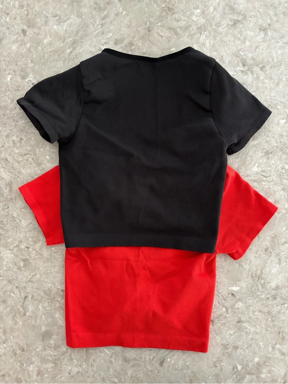 Women’s Ribbed Twist-Front Crop Top Out From Under- Red and black 2 pack